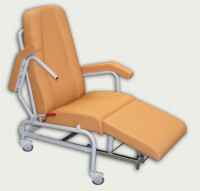 Fauteuil ergonomique clinique gériatrique Kinefis Dynamic avec assise, dossier et accoudoirs rabattables, quatre roues pivotantes