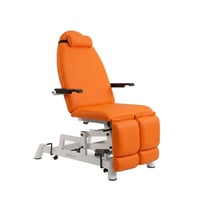 Fauteuil de podologie électrique : trois corps, avec deux moteurs pour le réglage de la hauteur et du dossier, accoudoirs, repose-jambes indépendants, coussin cervical et Trendelenburg compensé