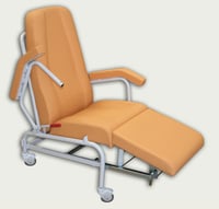 Fauteuil ergonomique clinique gériatrique Kinefis Dynamic avec assise, dossier et accoudoirs rabattables, quatre roues pivotantes