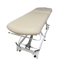 Table de traitement hydraulique Kinefis Opportunity : structure en deux parties, réglage en hauteur, dossier réglable et coloris 1049 LEINEN (62x90) - EXPOSITION