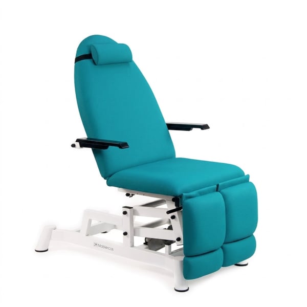 Fauteuil de podologie électrique : trois sections, réglable en hauteur, avec accoudoirs, repose-jambes indépendants, coussin cervical et position Trendelenburg compensée.
