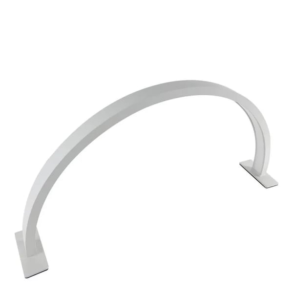 Lampe de table professionnelle LED pour manucure de la marque GLOSS. Sa forme arquée offre un éclairage uniforme qui améliore la visibilité lors des soins de précision.