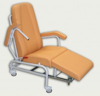 Fauteuil ergonomique clinique gériatrique Kinefis Dynamic avec assise, dossier et accoudoirs rabattables, quatre roues pivotantes Fauteuil ergonomique clinique gériatrique Kinefis Dynamic avec assise, dossier et accoudoirs rabattables, quatre roues pivotantes