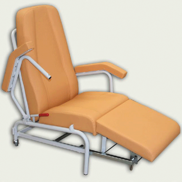 Fauteuil ergonomique clinique gériatrique Kinefis Dynamic avec assise, dossier et accoudoirs rabattables, deux roues arrière pivotantes