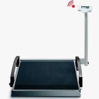 Balance électronique à plateforme Seca 665 pour fauteuils roulants : offre un maximum de confort et de sécurité aux médecins et aux patients