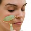 Rouleau de jade pour massage du visage : Idéal pour le massage du visage, effet anti-rides, raffermissant et anti-stress.