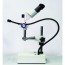 Iriscope stéréoscopique avec verres interchangeables de 10 et 20 grossissements.  Support réglable pour le menton et base de bureau