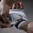 Bandes de boxe Reebok : Idéales pour maintenir les mains et les poignets protégés lors de la pratique de la boxe (gris)