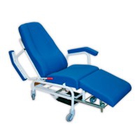 Fauteuil clinique et gériatrique Kinefis Kinetic : Structure très robuste, accoudoirs Trendelenburg et rabattables Fauteuil clinique et gériatrique Kinefis Kinetic : Structure très robuste, accoudoirs Trendelenburg et rabattables
