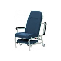 Fauteuil clinique et gériatrique pour patients : Structure en acier très robuste, dossier rabattable et roulettes facilitant le transport Fauteuil clinique et gériatrique pour patients : Structure en acier très robuste, dossier rabattable et roulettes facilitant le transport